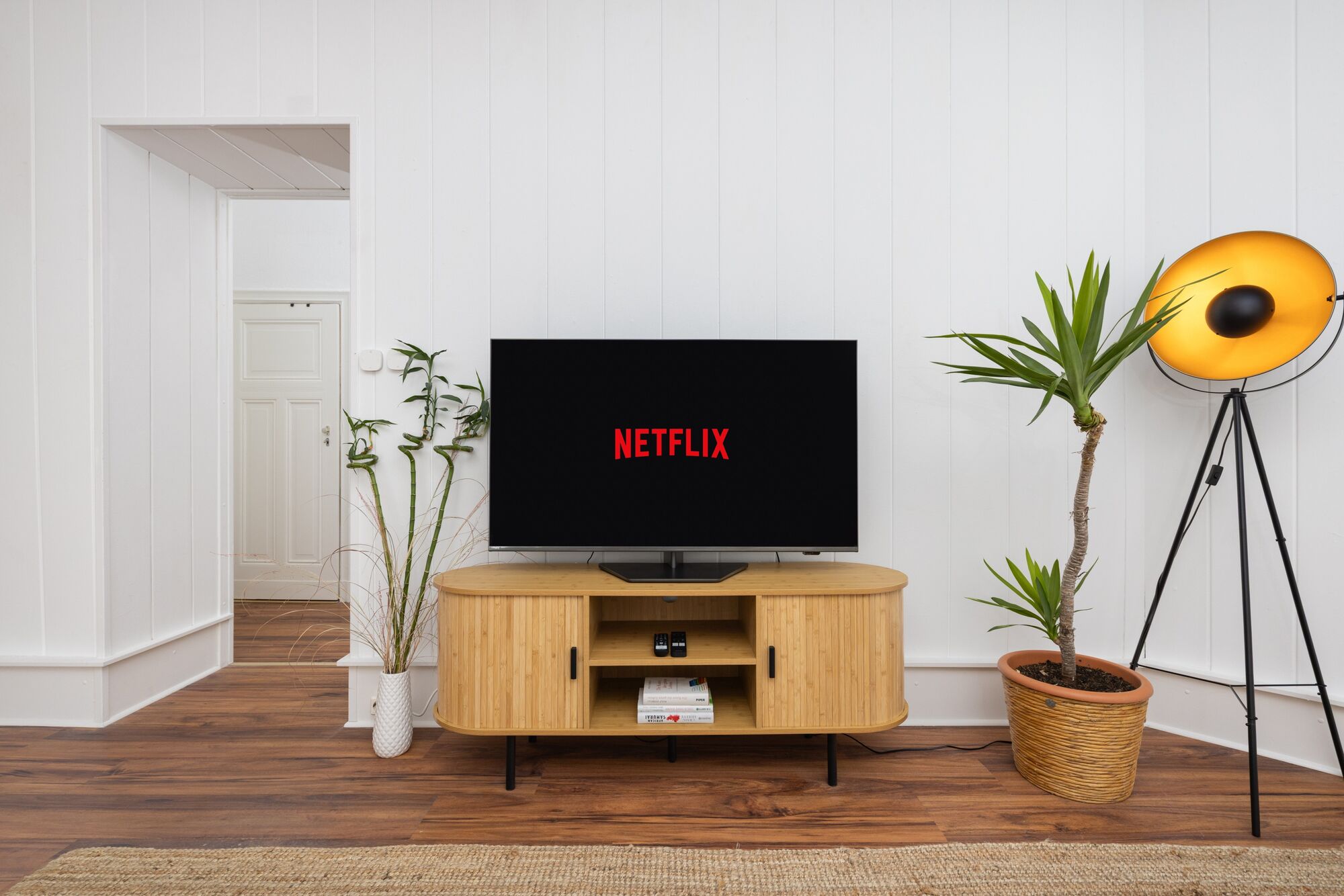 Entspannen nach der Arbeit auf der Couch mit Netflix und Gesellschaftsspielen