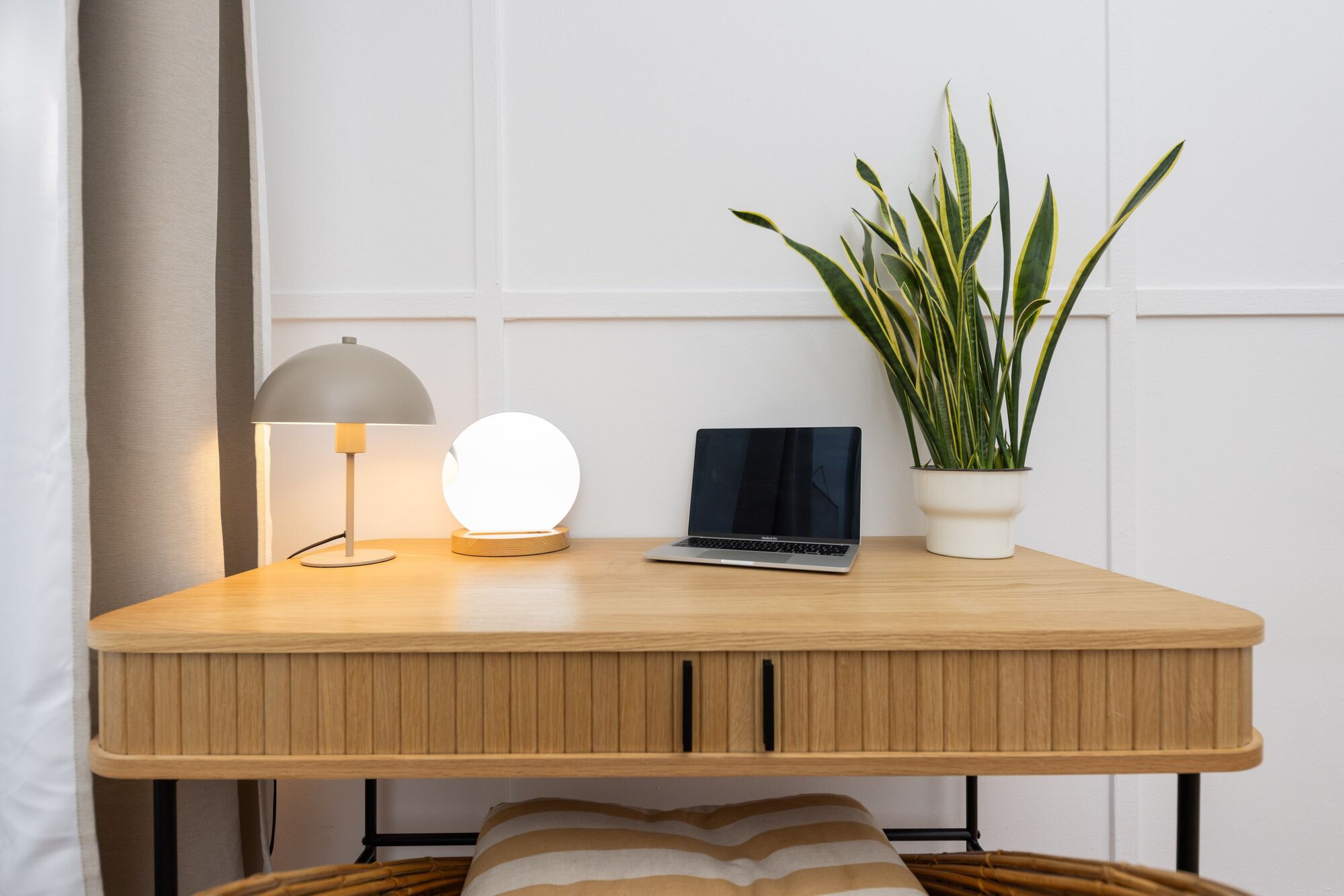 Arbeitstisch und schnelles Internet