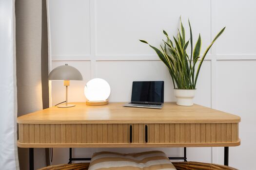 Arbeitstisch und schnelles Internet