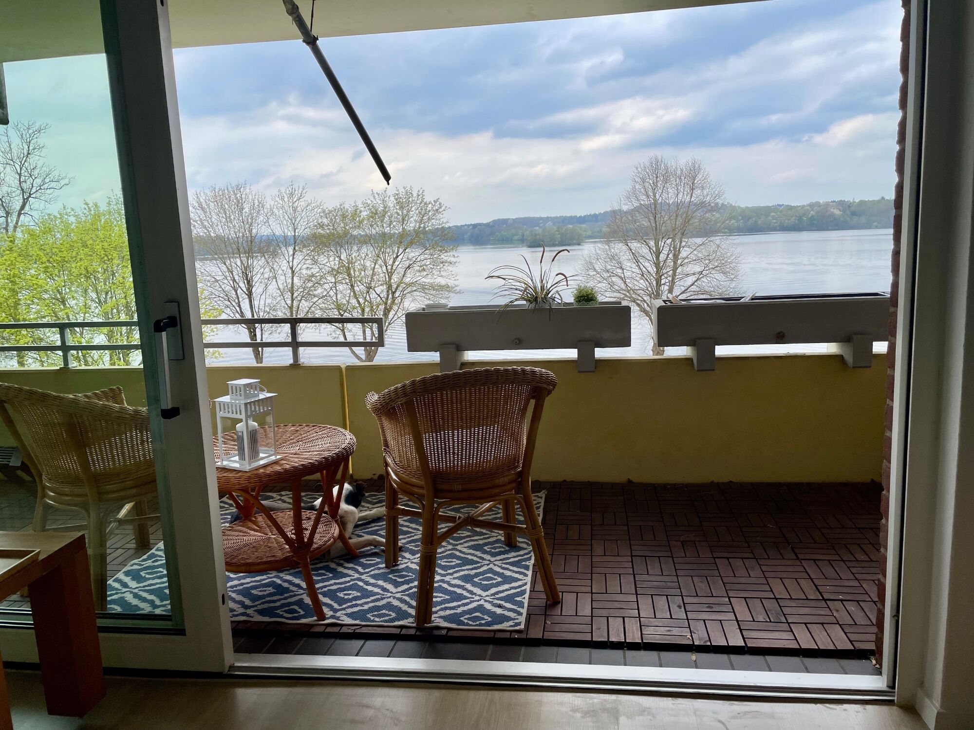 Gemütliche Balkonmöbel mit direktem Blick auf den Dieksee