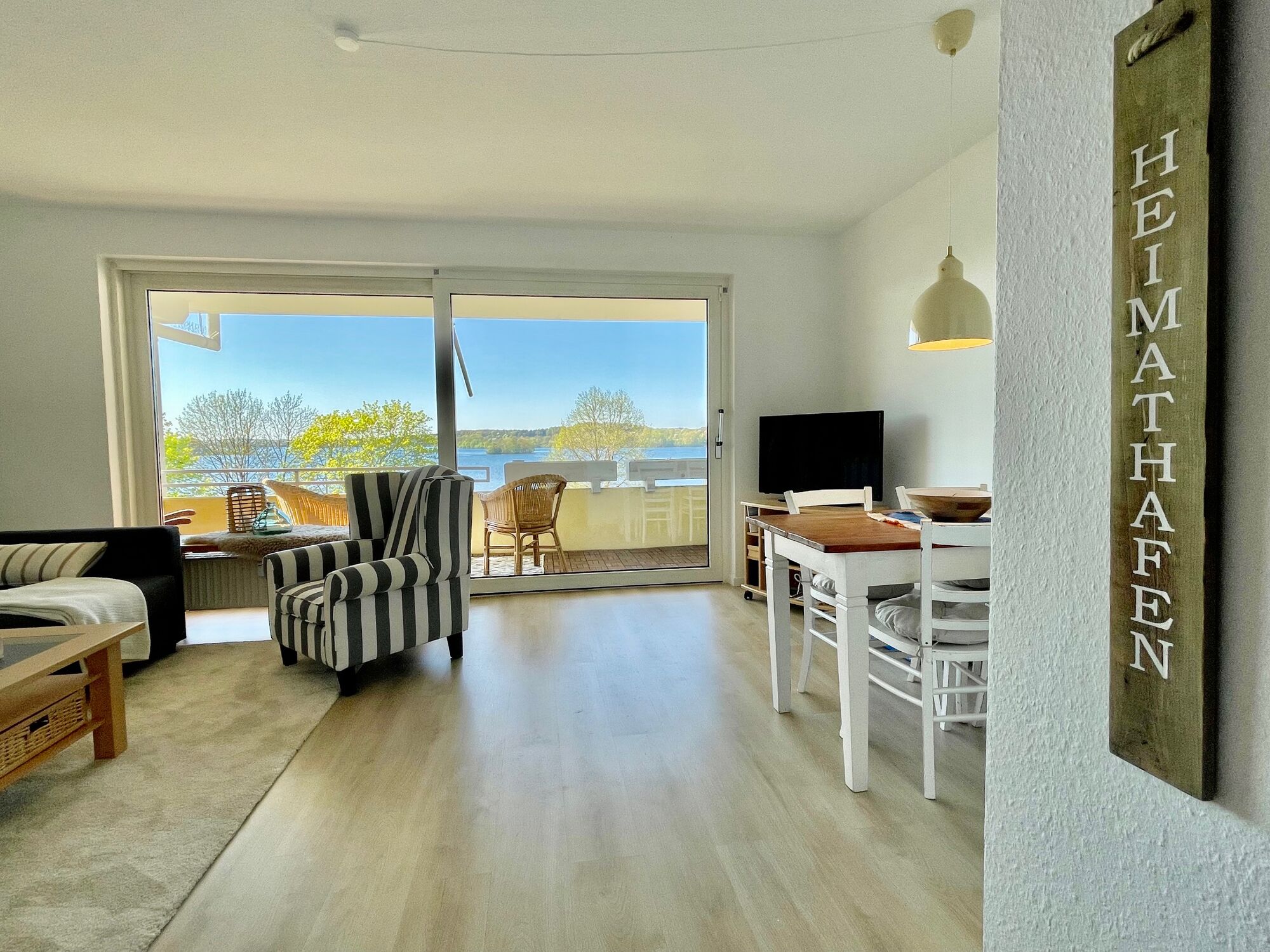 große Panoramatür mit Blick über den Dieksee