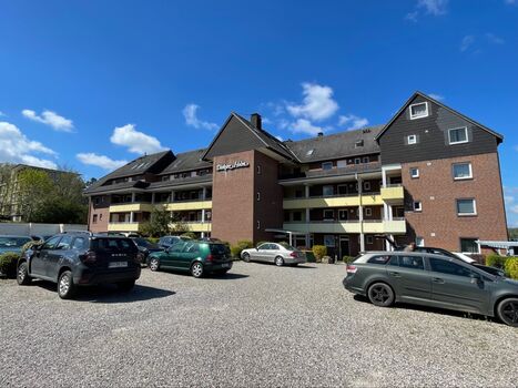 großer Parkplatz mit freier Parkplatzwahl direkt hinterm Haus