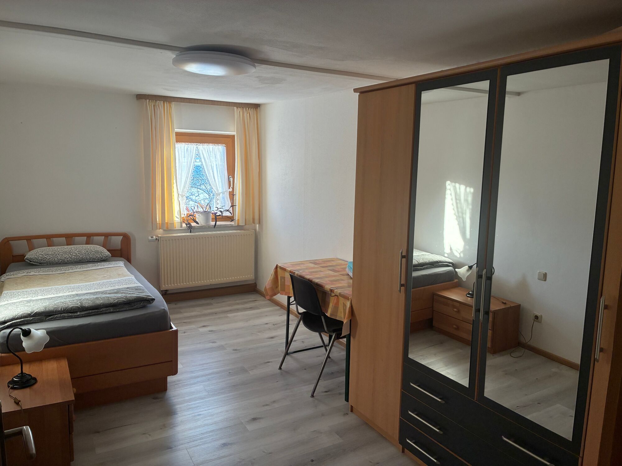 Schlafzimmer 2 OG.