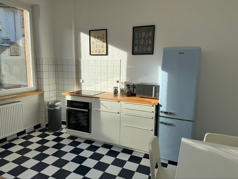 Küche mit Kühlschrank, Spülmaschine, Backofen, Herd, Mikrowelle