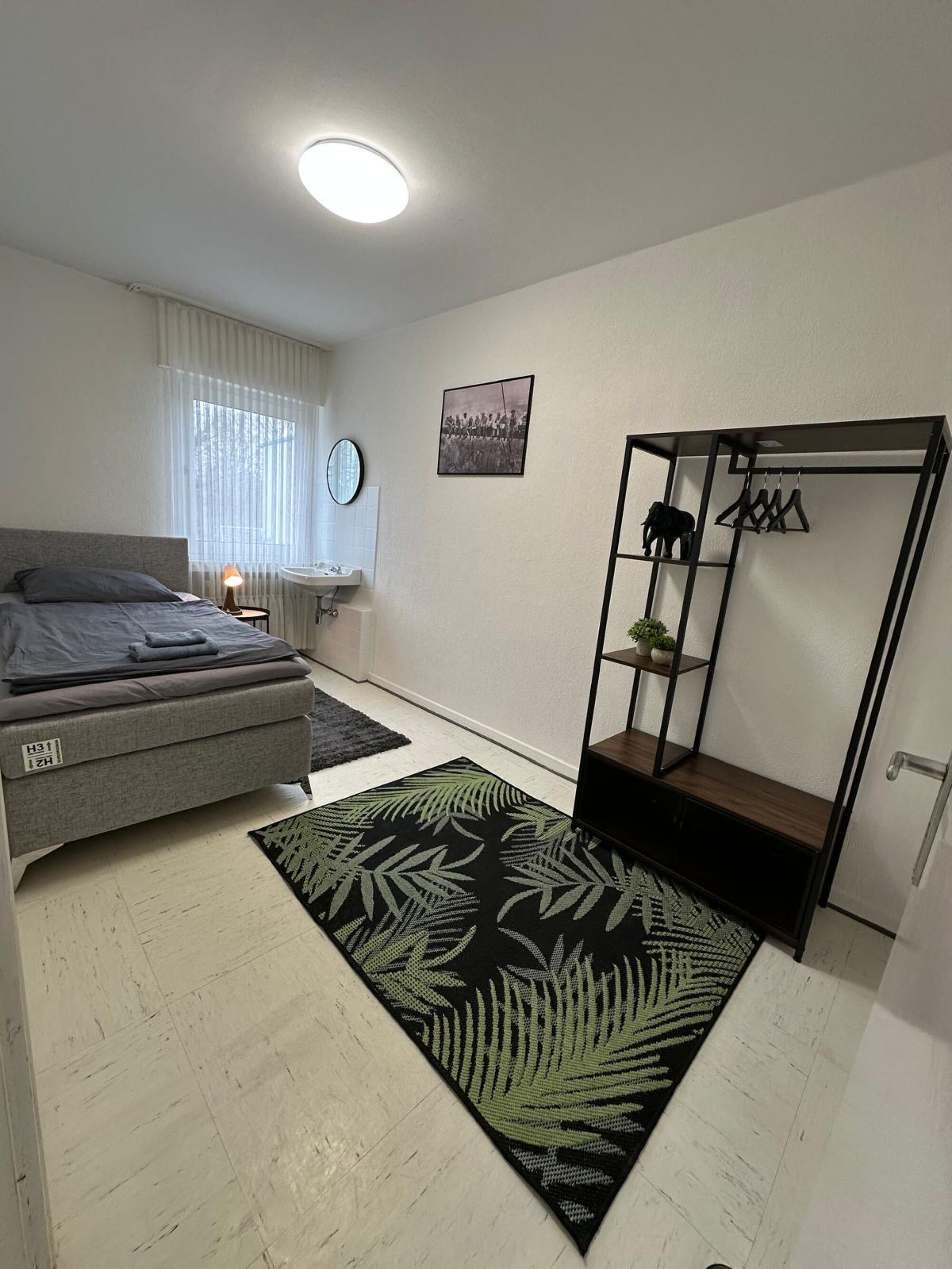 EINZELZIMMER MIT WASCHBECKEN