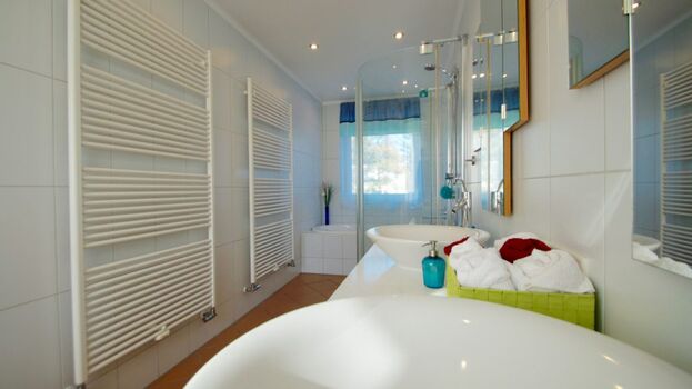 1. Badezimmer Dusche Badewanne WC 1.OG