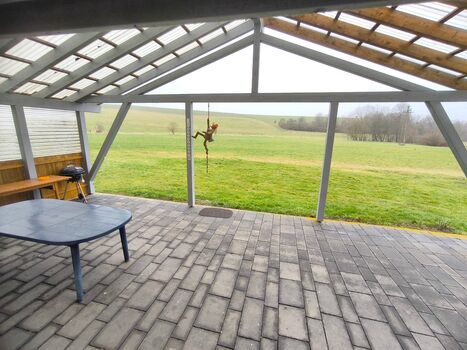 Große überdachte Terasse und Garten