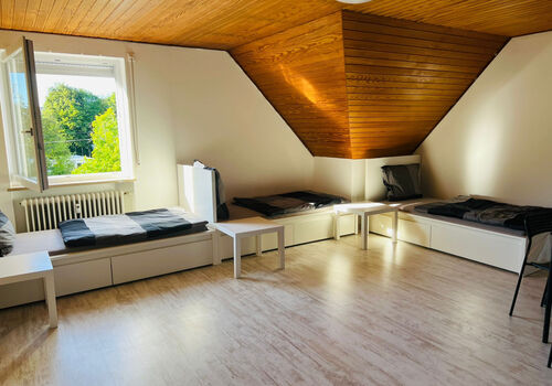 2 Wohnungen in Welden mit Balkon und privat Parkplatz. Bild 3