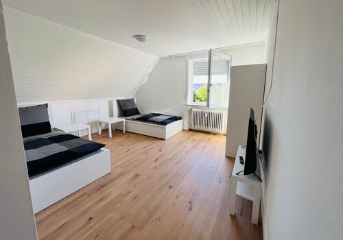 2 Wohnungen in Welden mit Balkon und privat Parkplatz. Bild 1