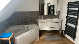 Badezimmer mit Badewanne -