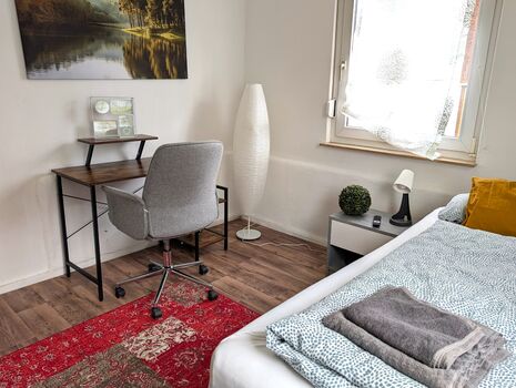 Grünes Zimmer, 1 Einzelbett, 1 Zustellbett, Schreibtisch, TV