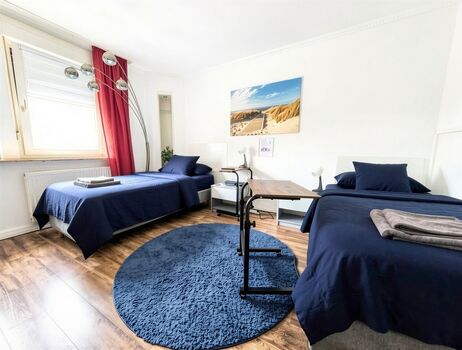 Doppelzimmer mit 2 Einzelbetten + 2 Beistelltischen