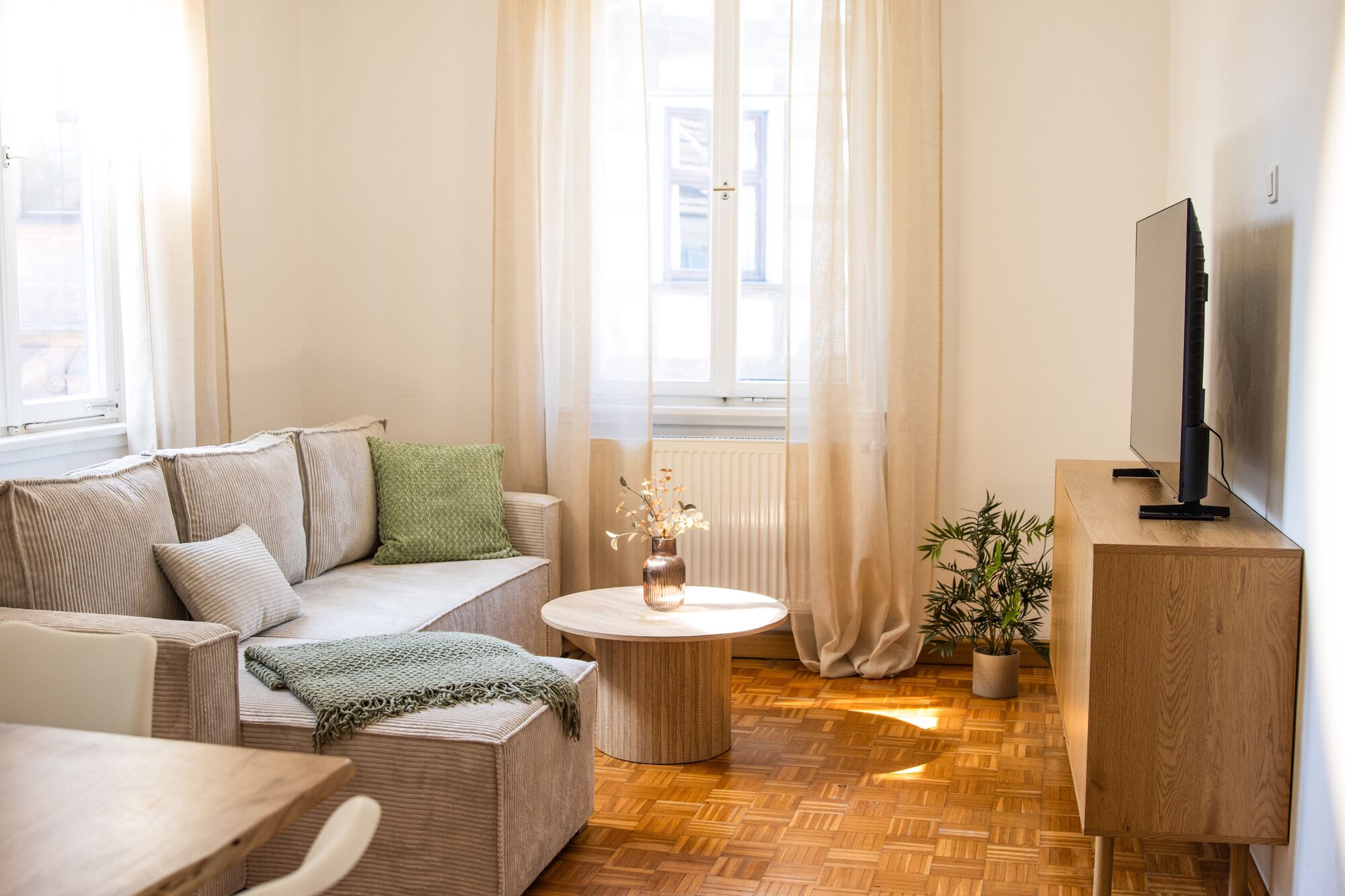Wohnzimmer mit Fernseher, Spielen und Büchern