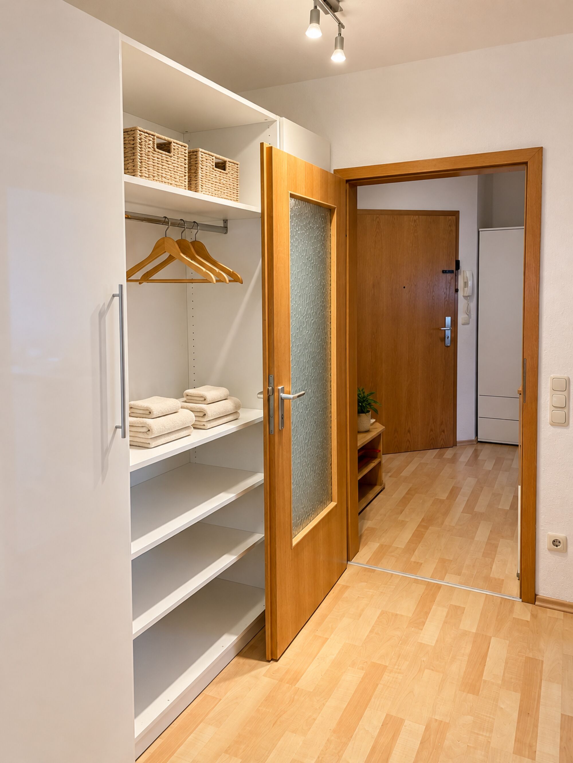 Kleiderschrank , Flur