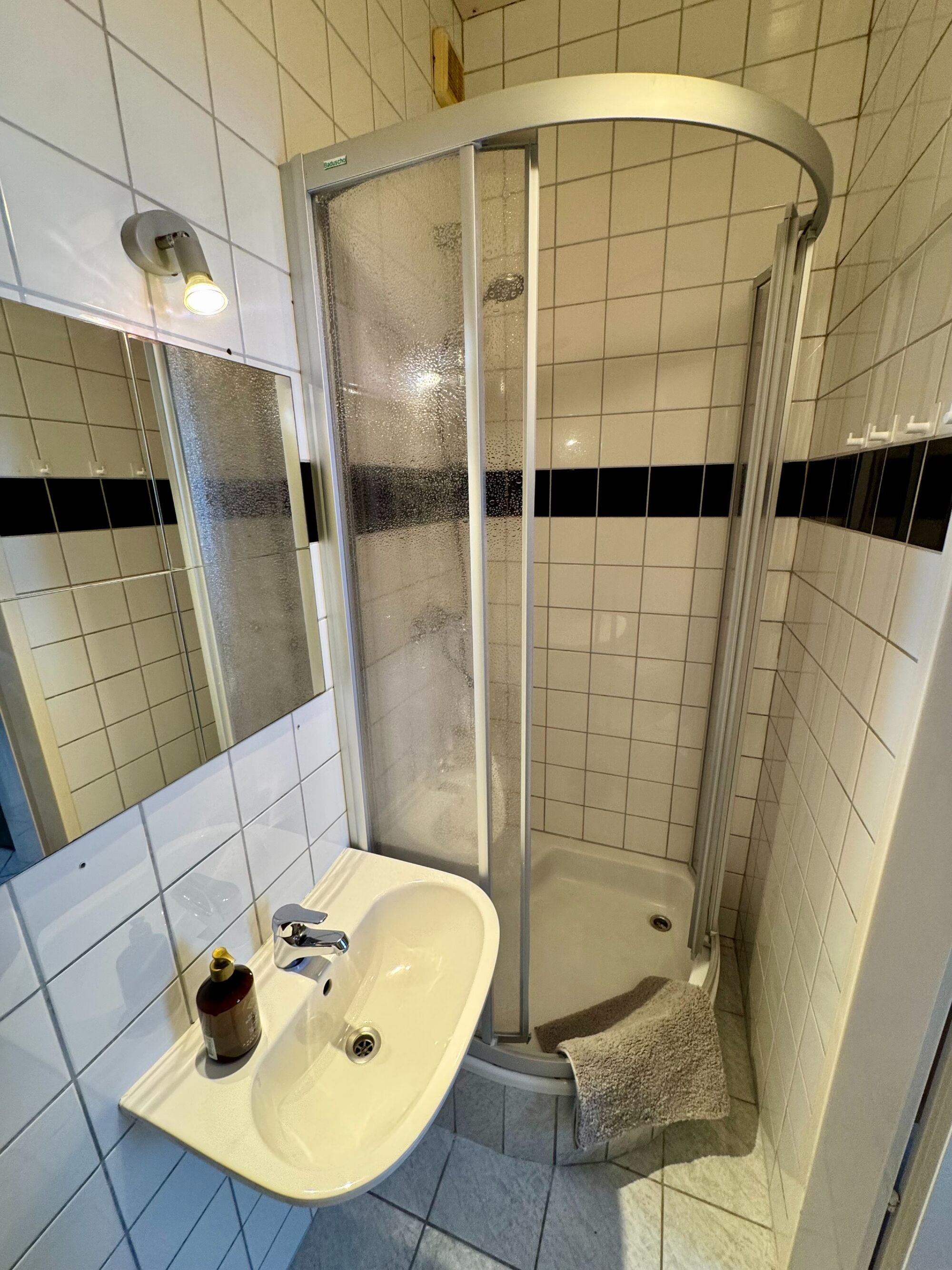 Badezimmer mit Dusche