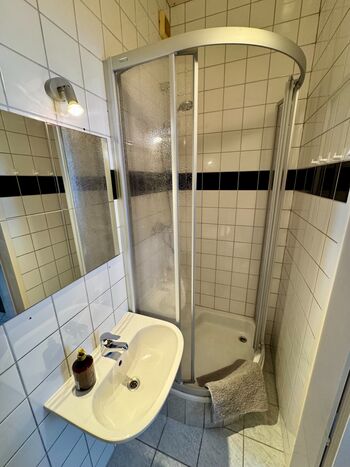 Badezimmer mit Dusche