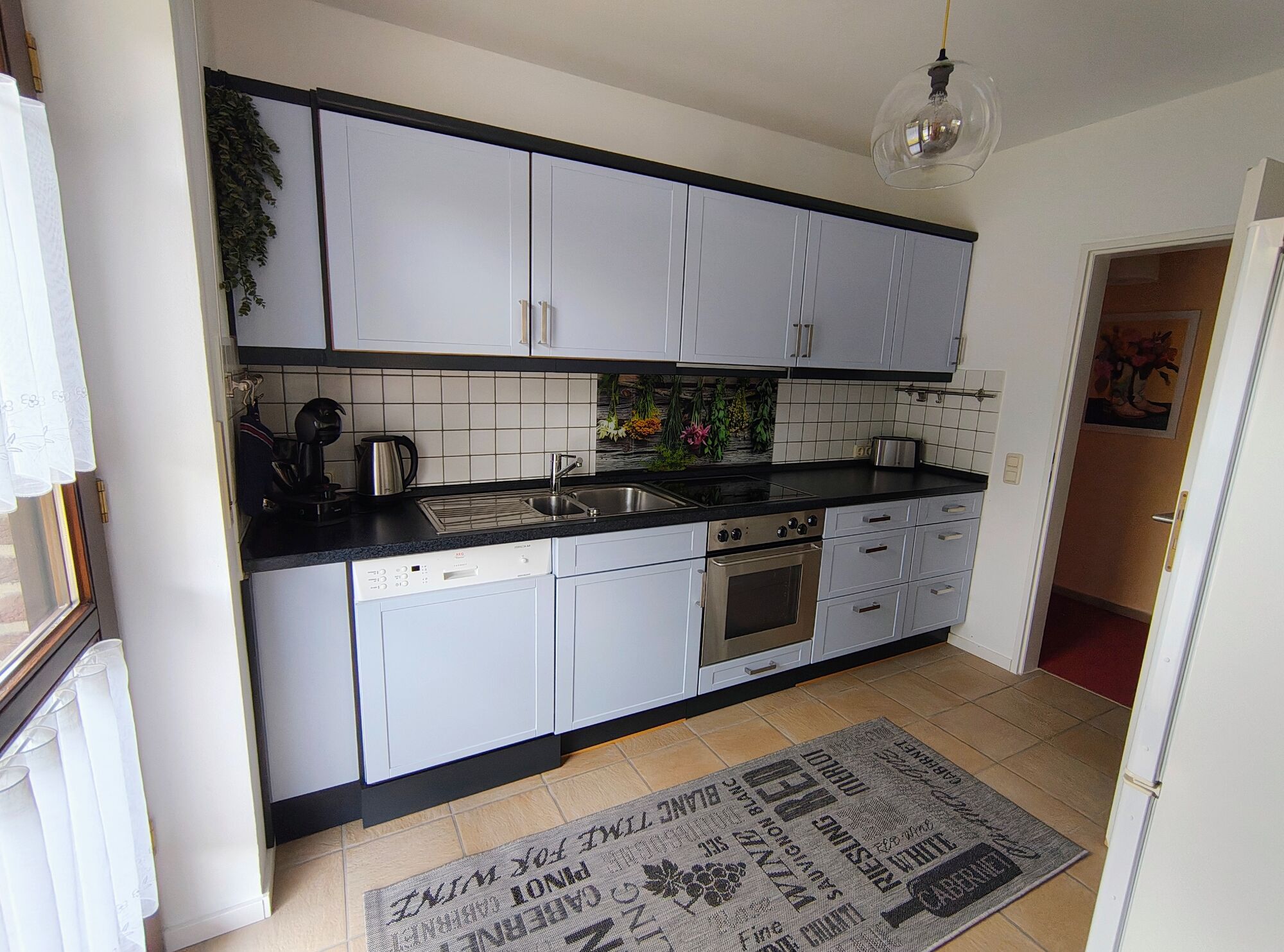 Eine voll ausgestattete Küche