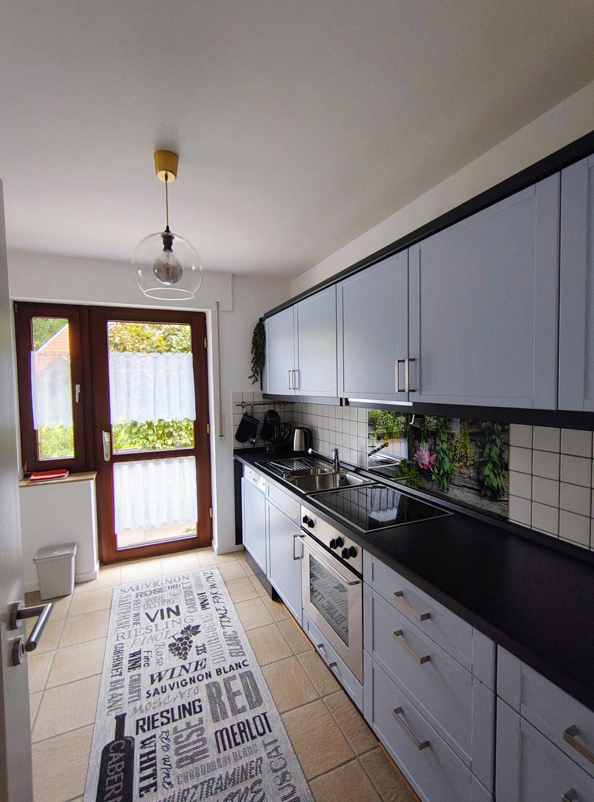 Eine voll ausgestattete Küche