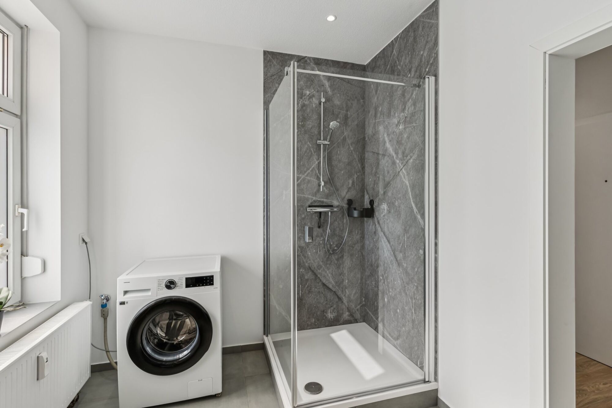 Design Bad mit Dusche und Waschmaschine 