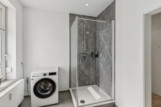 Design Bad mit Dusche und Waschmaschine 