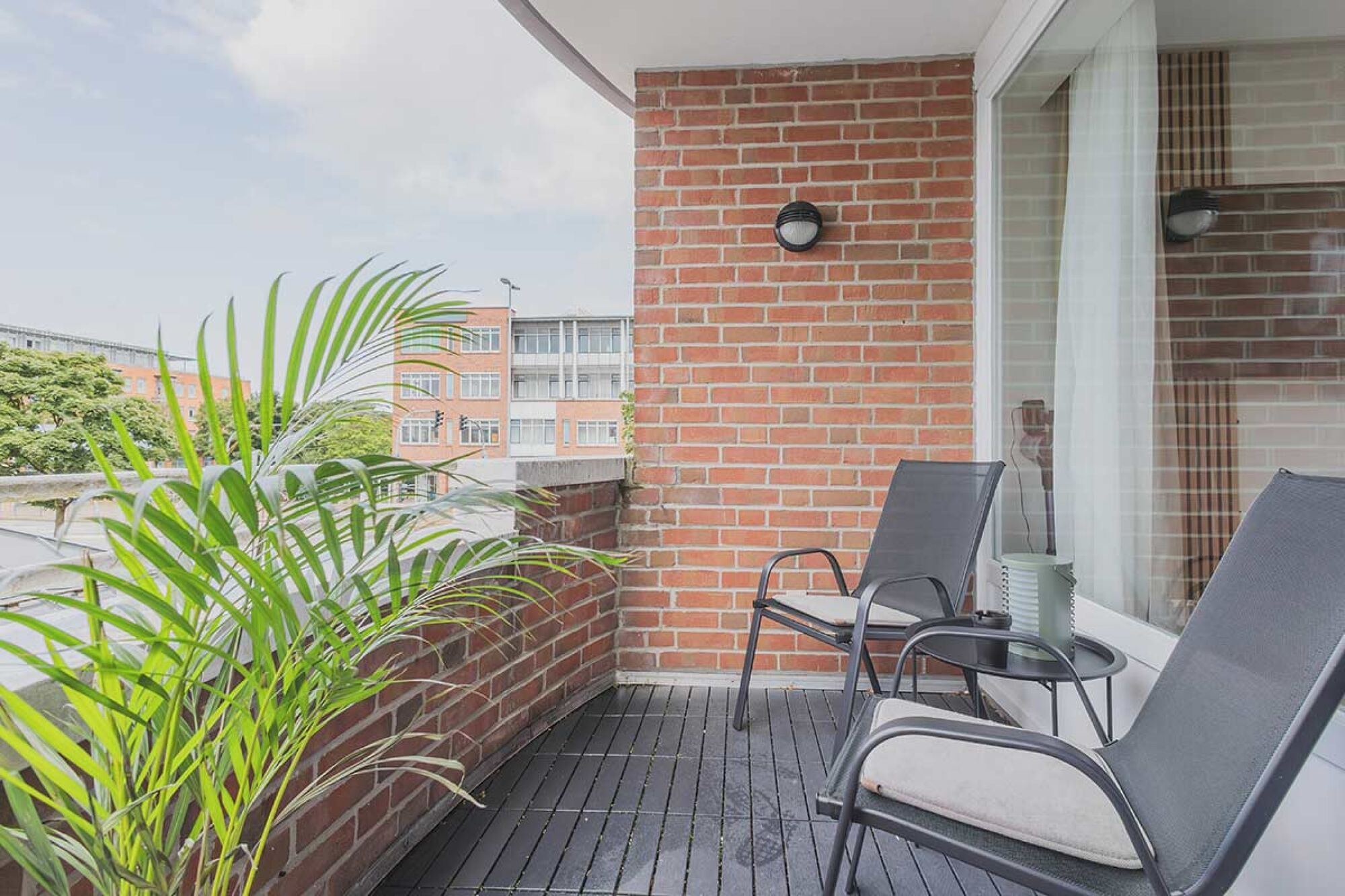 Auf dem Balkon lässt sich die Nachmittagssonne genießen.
