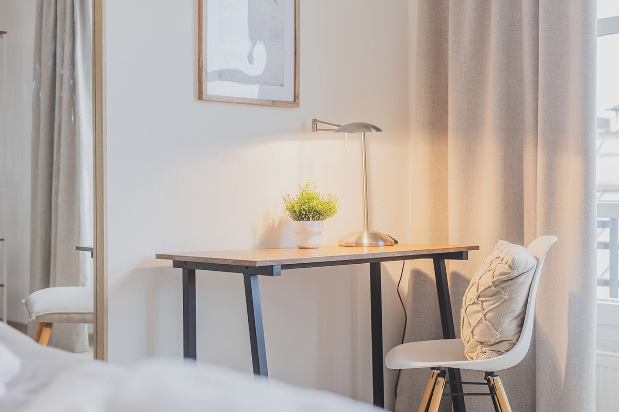 Schlafzimmer 02 bietet einen separaten Arbeitsplatz für Home Office Tätigkeiten.