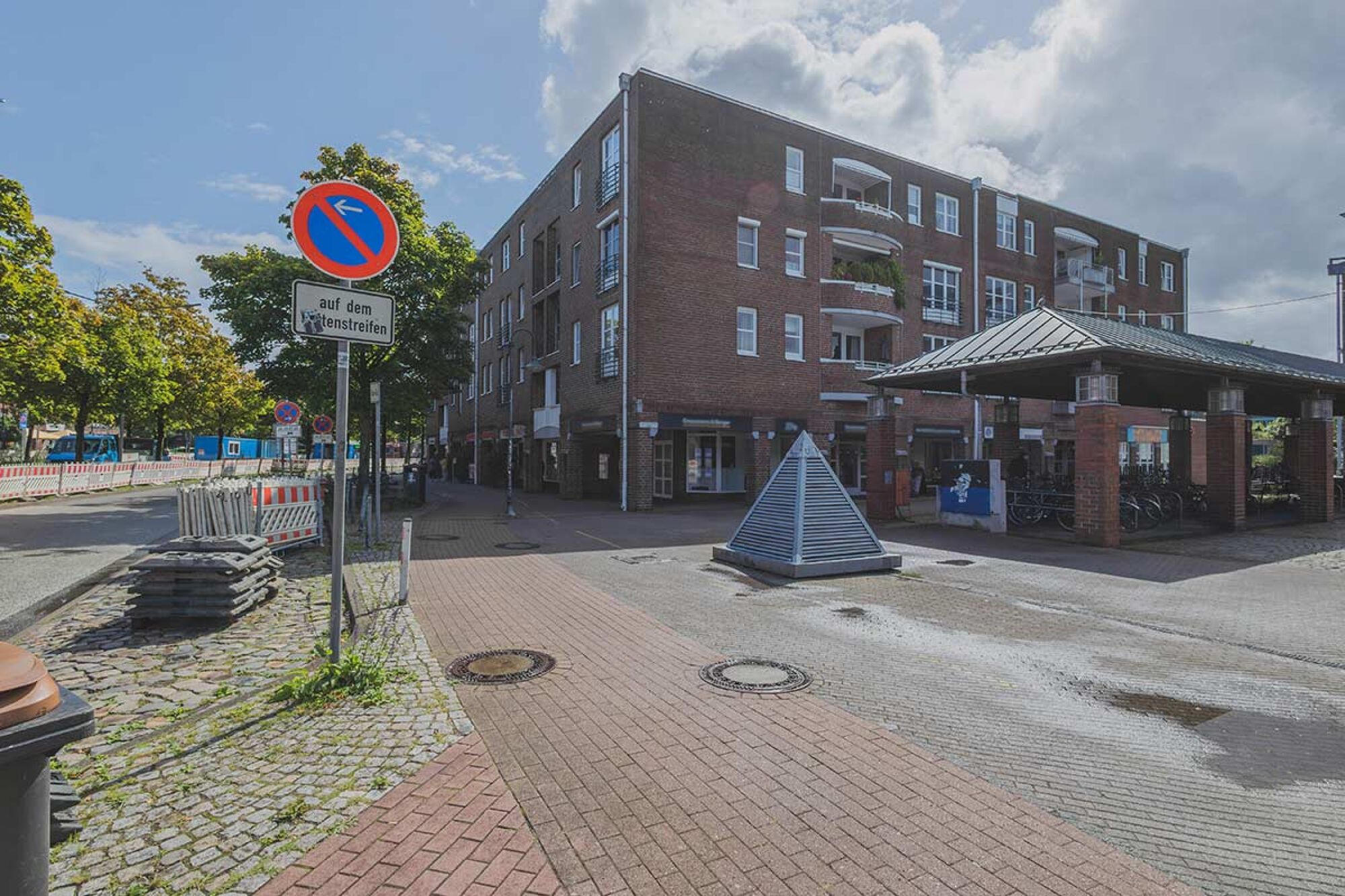 Unsere Wohnung liegt zentral in Norderstedt Mitte, fußläufig zum Bahnhof. Geschäfte des täglichen Lebens sowie Restaurants, Bäckereien und Cafes befinden sich in unmittelbarer Nähe