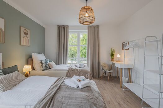 Schlafzimmer 01 mit komfortablem Hotel-Doppelbett. Auf Wunsch kann dies in 2 Einzelbetten gestellt werden.