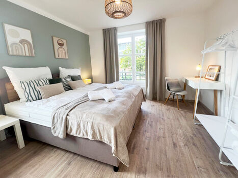 Das große Schlafzimmer 01 mit Hotel Doppelbetten, und Arbeitsplatz