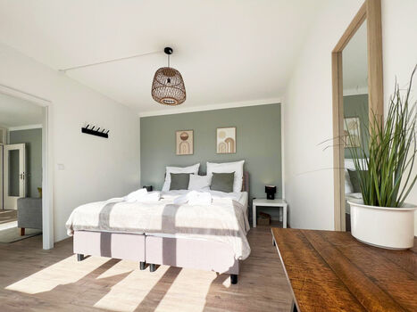 Das Schlafzimmer 02 bietet ein komfortables 180 cm Hotelbett. Die Betten können auf Wunsch einzeln gestellt werden. 
