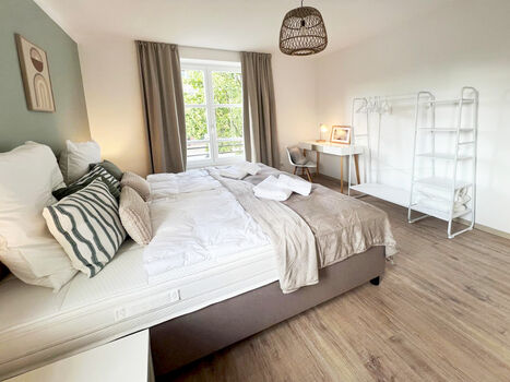 Schlafzimmer 01 bietet einen Arbeitsplatz und einen Kleiderschrank