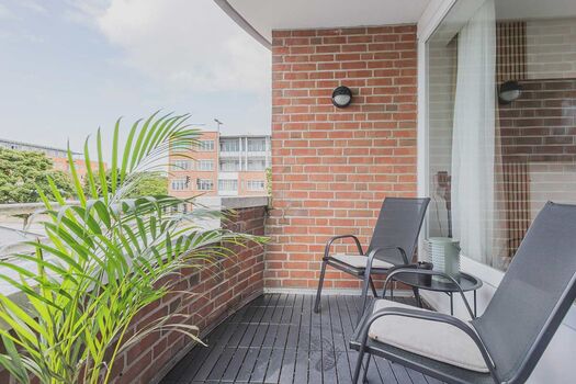 Auf dem Balkon lässt sich die Nachmittagssonne genießen.