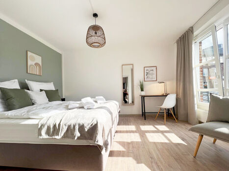 Schlafzimmer 02 bietet einen separaten Arbeitsplatz für Home Office Tätigkeiten.