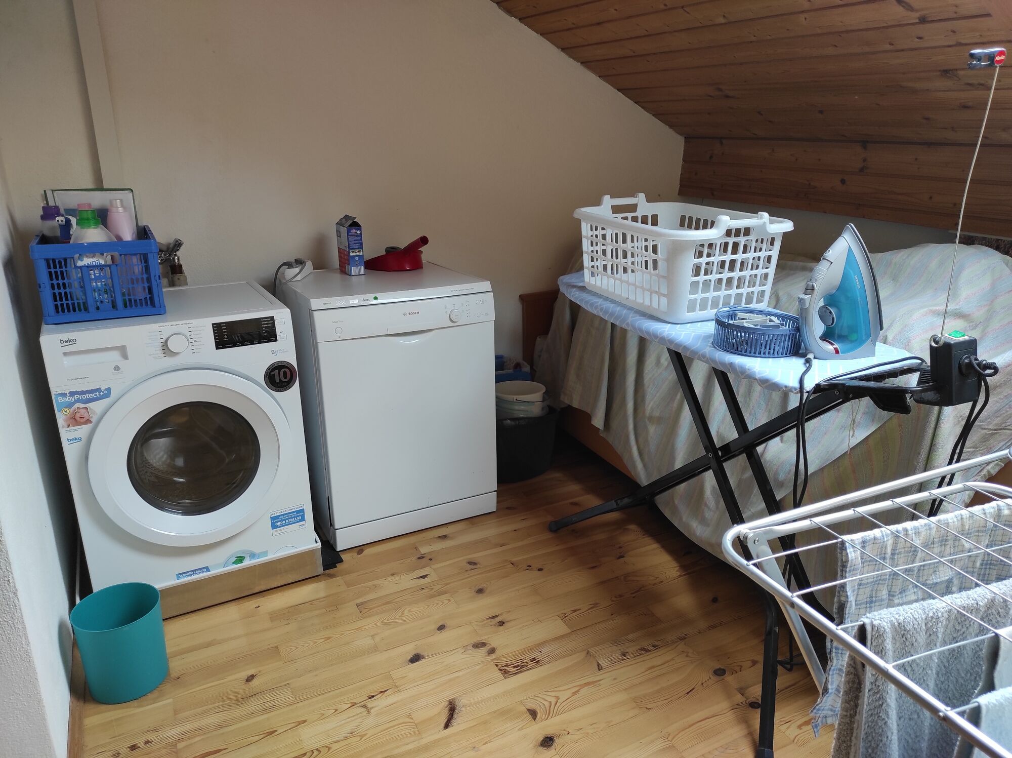 Waschmaschine, Spülmaschine, Bügelbrett, Wäscheständer