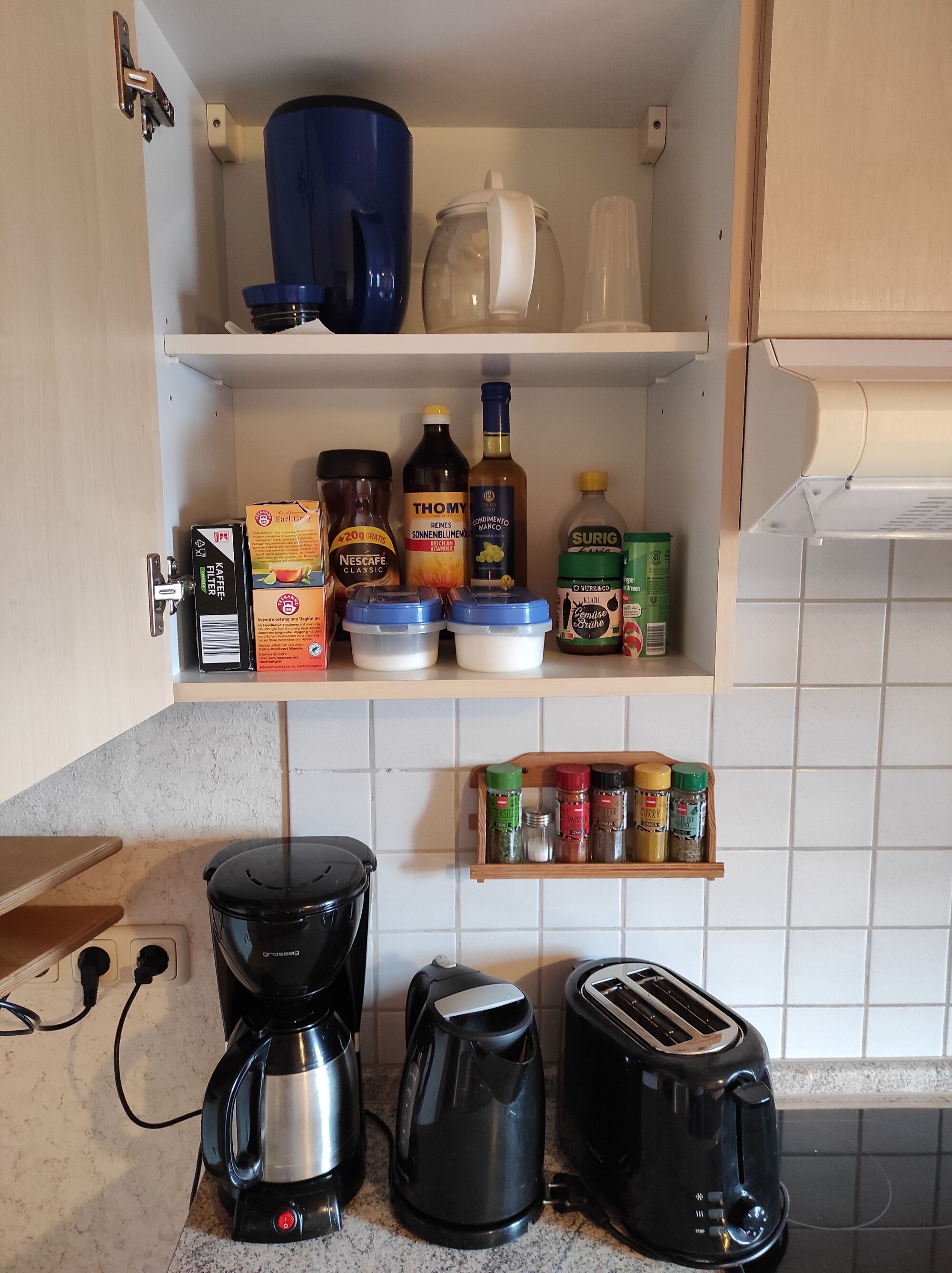 Küche mit Geräten und Gewürzen usw.