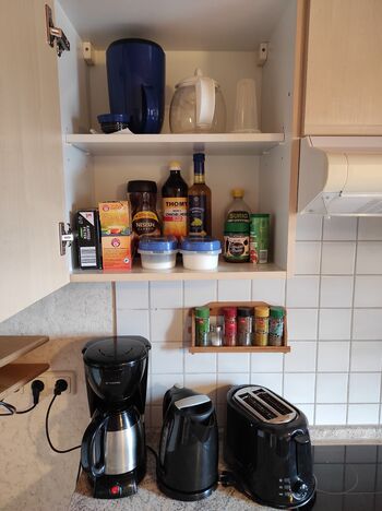 Küche mit Geräten und Gewürzen usw.