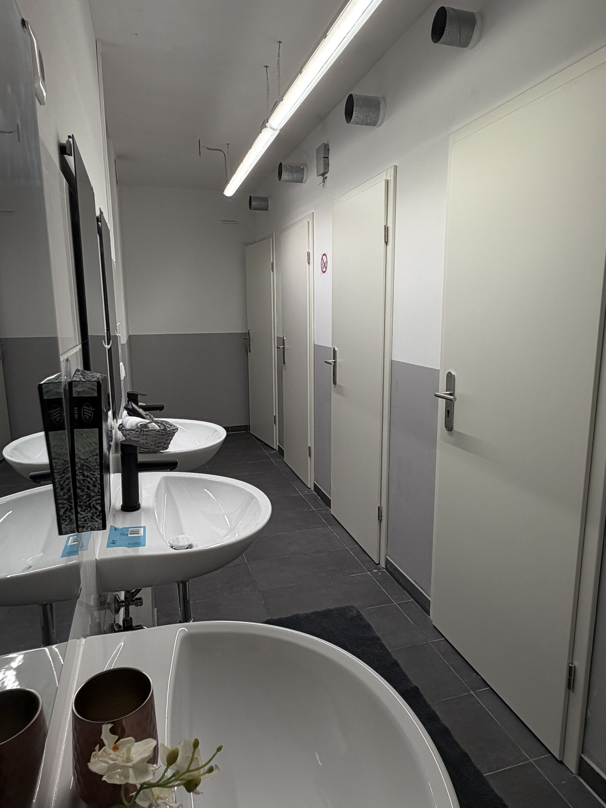 Modernes Badezimmer mit Dusche