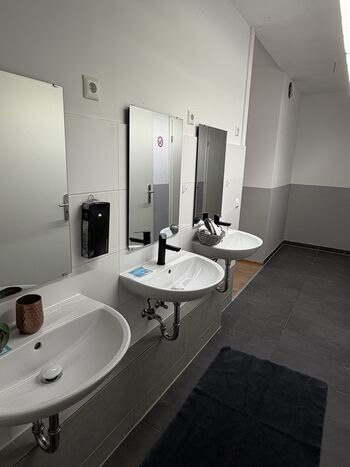 Modernes Badezimmer mit Dusche