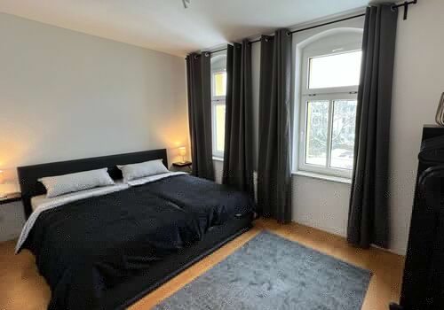 Schlafzimmer mit Kingsize Bett