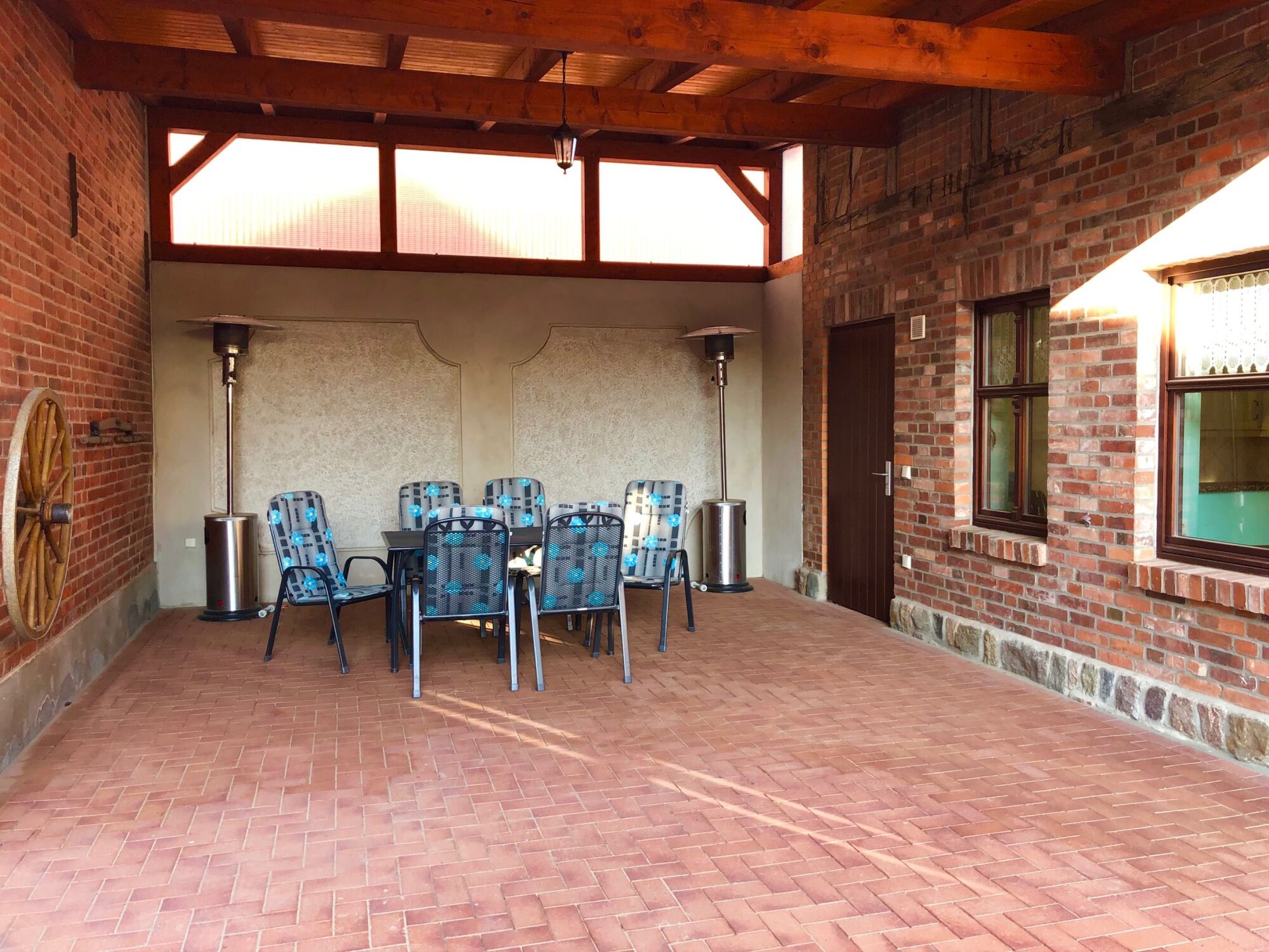 Terrasse vor dem Mehrzweckraum