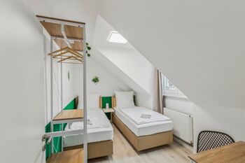Schlafzimmer mit 2 Hotelbetten