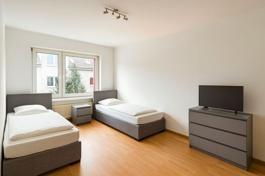 MK HOMES | 3 Schlafzimmer mit Bad, Küche und Esszimmer Bild 1