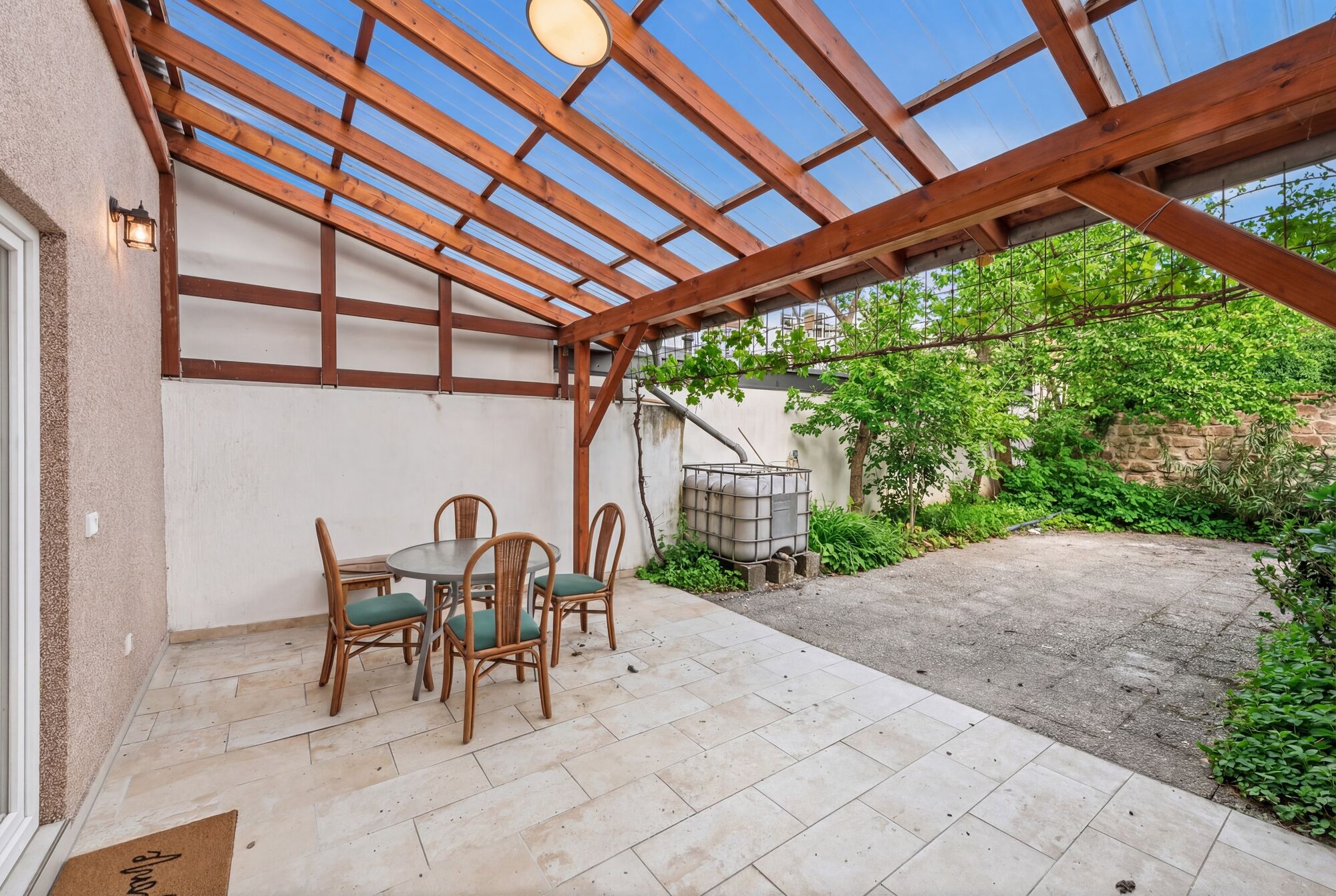 Idyllische Pergola-Terrasse mit Grill & Gartenmöbeln – Erholung im Innenhof