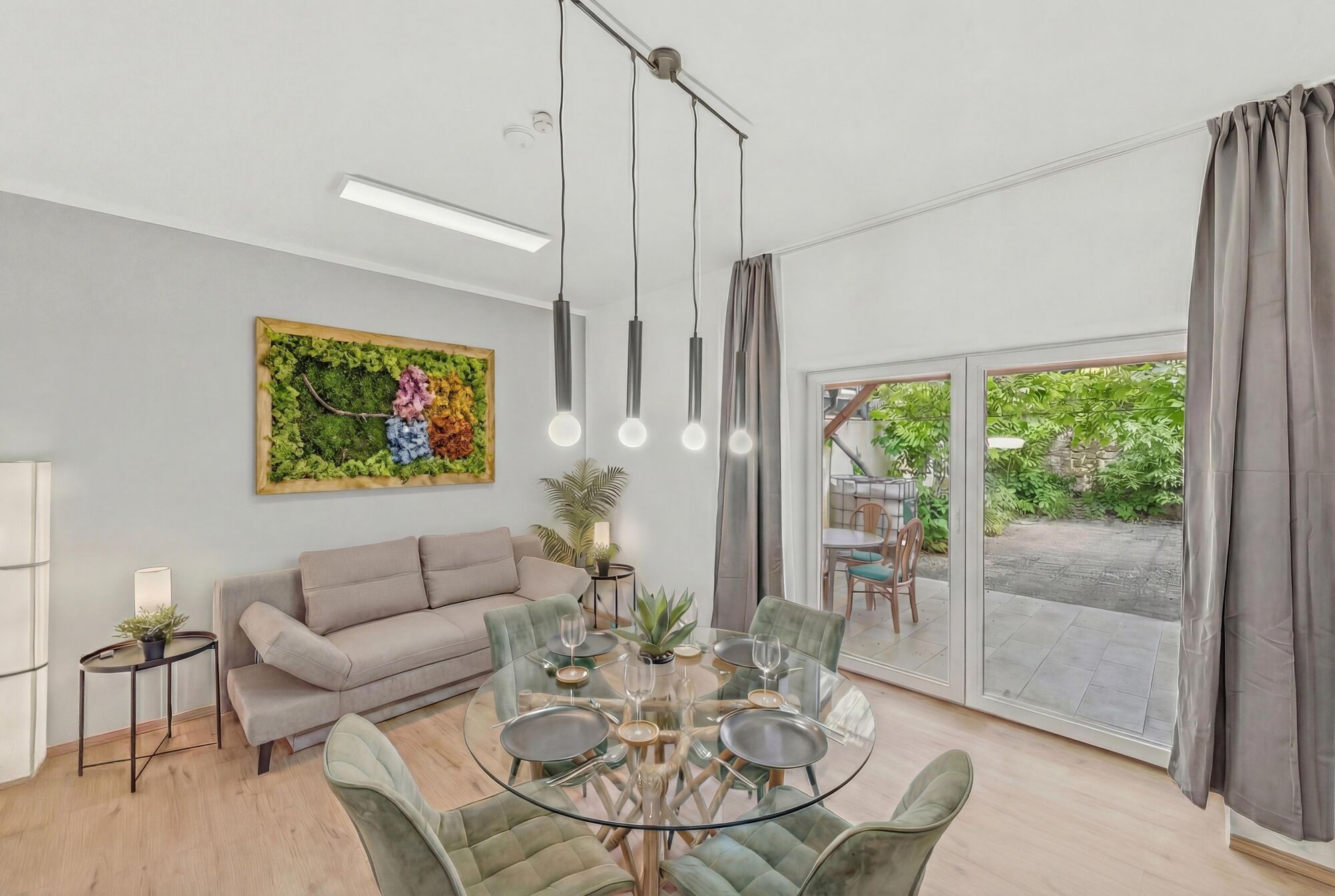 Offener Wohn-Essbereich mit Küche & Blick in den Innenhof – alles auf einer Ebene