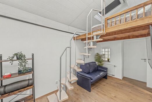 Helle Wendeltreppe verbindet Wohn- und Schlafebene – praktisch & stilvoll