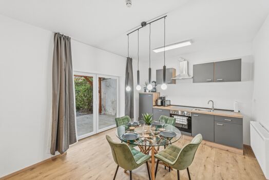 Lichtdurchflutetes Wohnzimmer mit direktem Gartenzugang – entspannen nach dem Einsatz