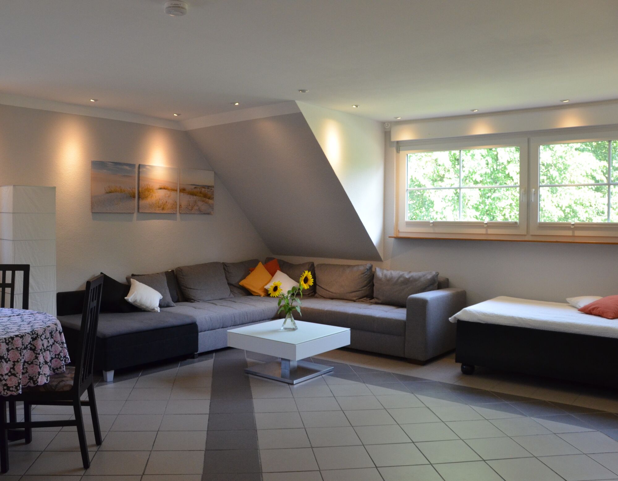 Wohnzimmer mit Einzelbett