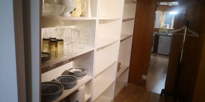 "Vorratsecke", Geschirr und viel Privates
