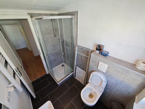 Neu saniertes Penthouse Apartment mit offener Wohnküche Picture 3