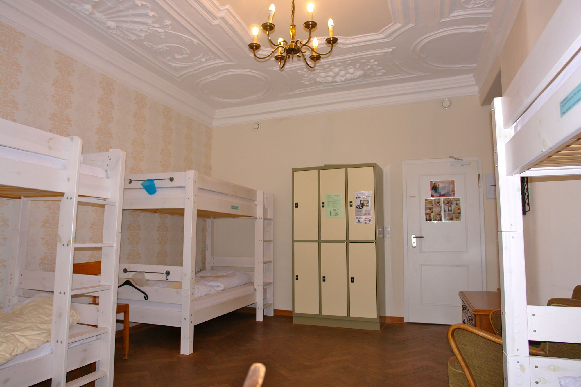 Mehrbettzimmer (alle mit Spind)